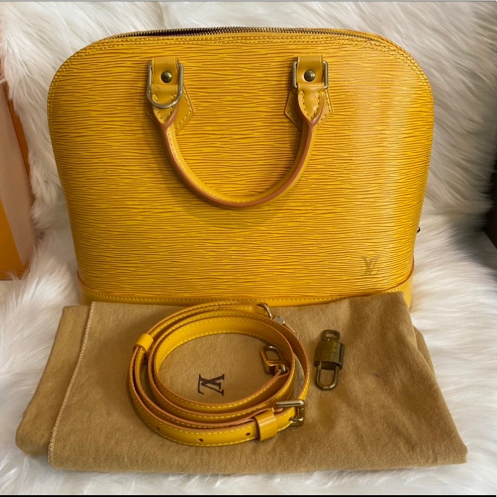 ‼️SOLD‼️ Louis Vuitton Alma Epi MM size